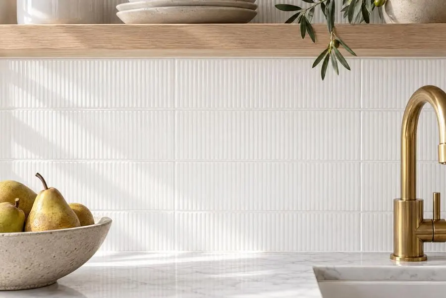 Kitchen in Linear Ridge, frost, glossy