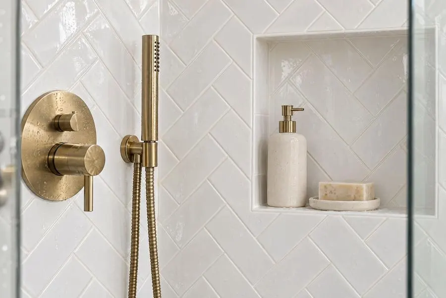 Bathroom in Potters, snow cap
