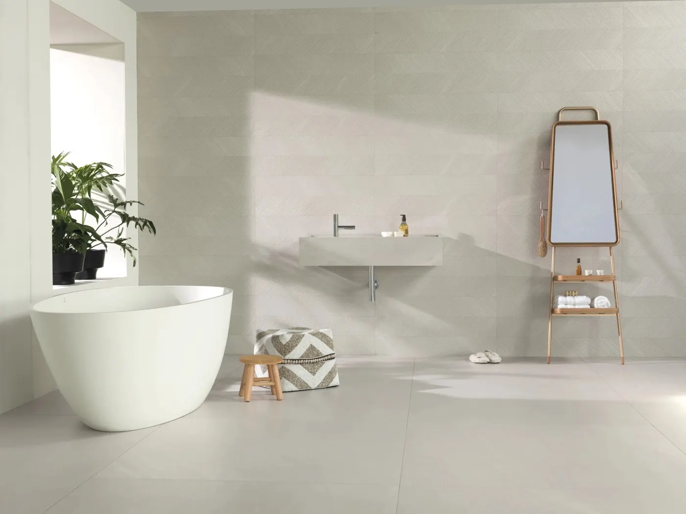 Ms. Mallorca, photo 3 (Installed · Cristal)