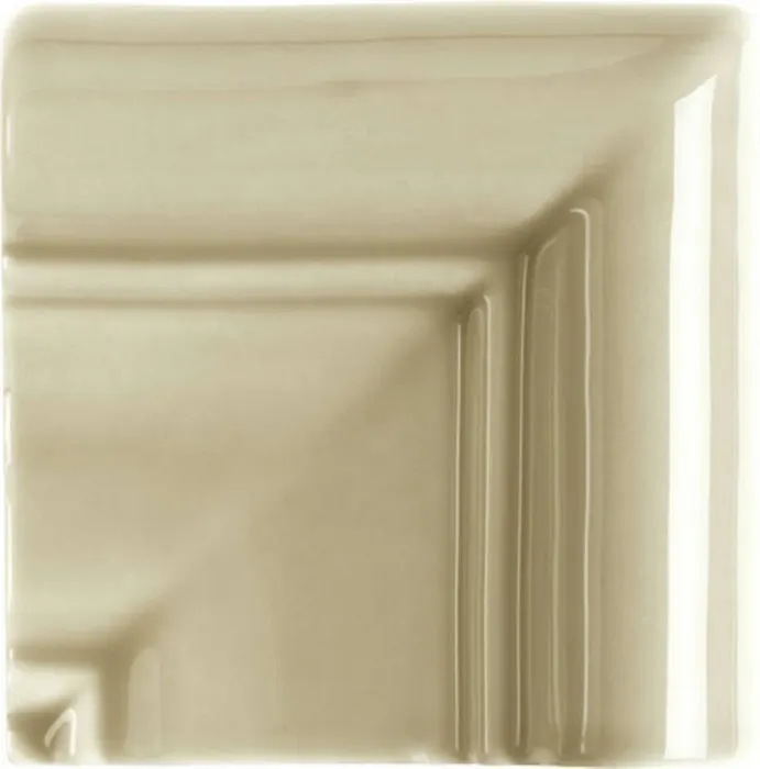 Rail molding frame corner in Silver Sands