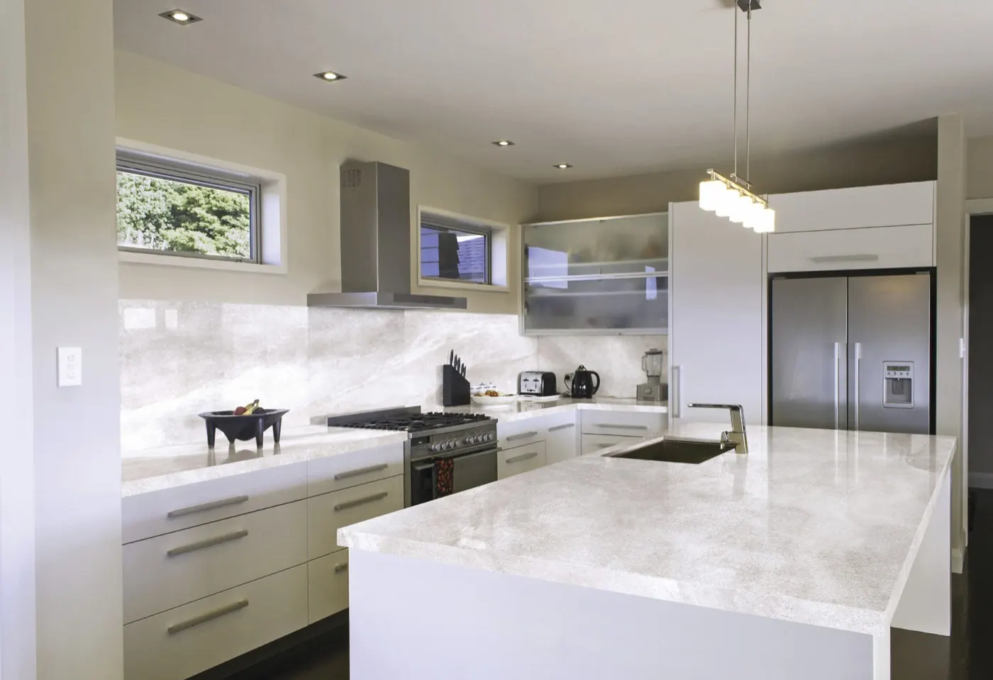 Quasar Stone, photo 2 (Installed · Optimum White)