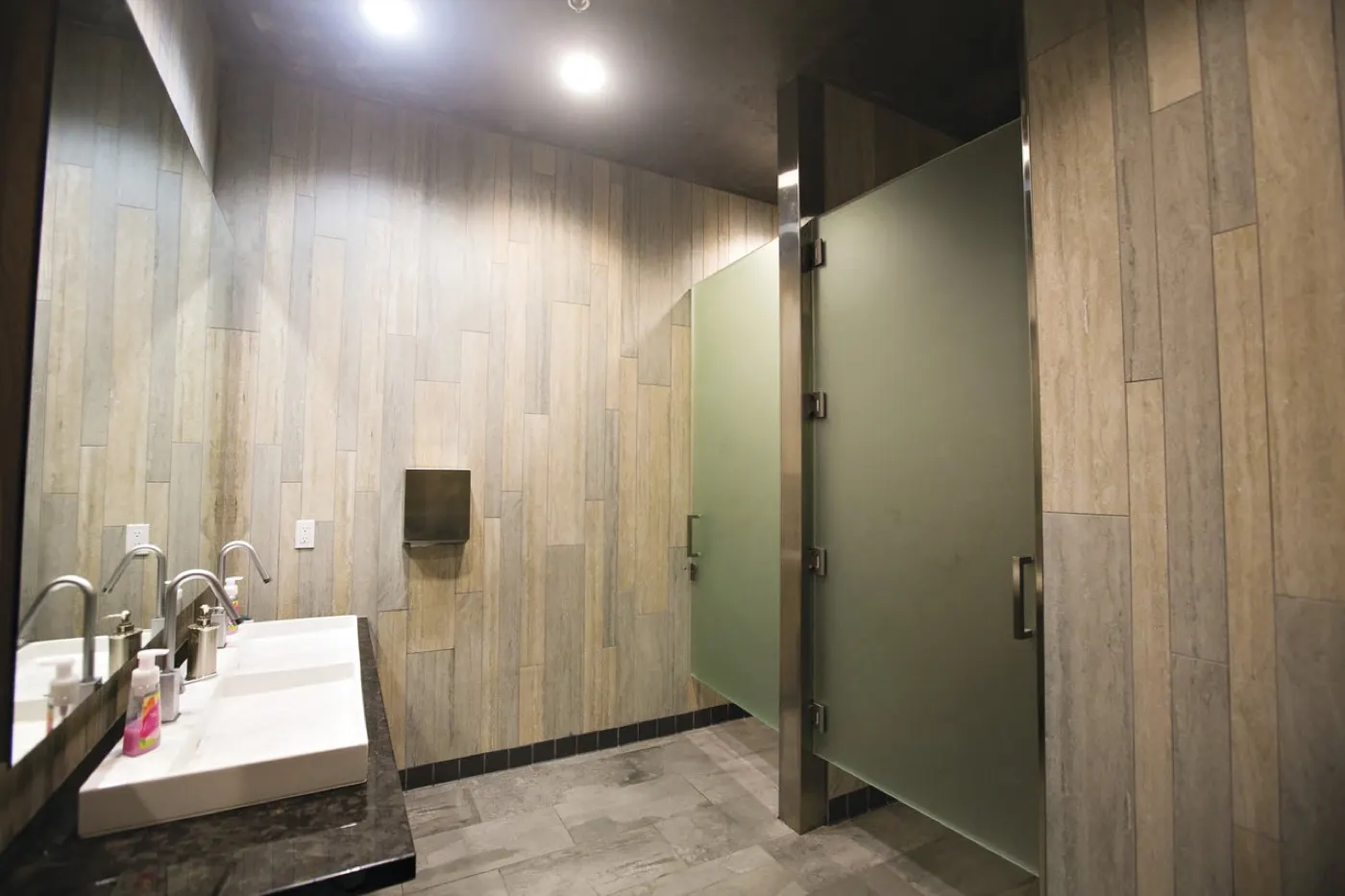 Traverto, photo 2 (Installed · Grigio al Traverto)